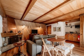 TV, fireplace - Alojamento T1 Gerês-Junto ao Rio (São Miguel)