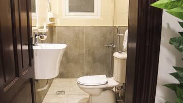 Produtos de toalete grátis, bidê, toalhas de banho, sabonete