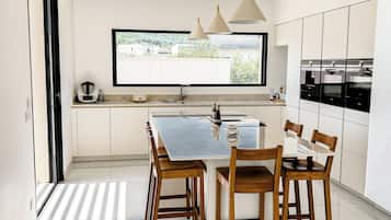 Micro-ondes, four, plaque de cuisson, lave-vaisselle