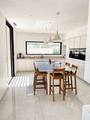 Microwave, oven, stovetop, dishwasher - Sublime architect-designed villa not overlooked (Montarnaud)