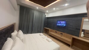 Habitación doble clásica, 1 cama King size, balcón, vista a la montaña | Ropa de cama de alta calidad, insonorización y wifi gratis
