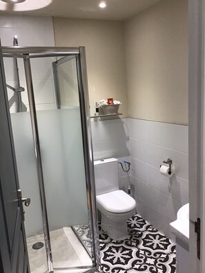 Dusche, Haartrockner, Handtücher, Seife