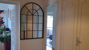 Unclassified image, 4 of 11, button - An exceptional view for this 3-room apartment with tennis court and swimming pool. (Grasse)