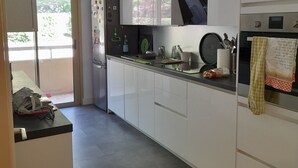 Unclassified image, 3 of 11, button - An exceptional view for this 3-room apartment with tennis court and swimming pool. (Grasse)