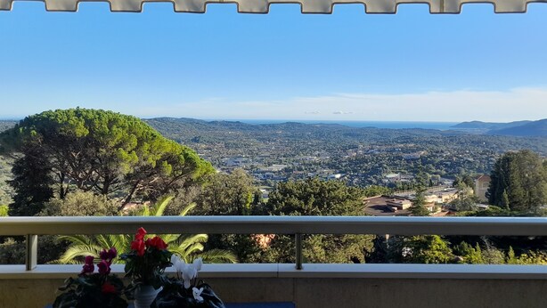 Unclassified image, 1 of 11, button - An exceptional view for this 3-room apartment with tennis court and swimming pool. (Grasse)