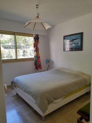 2 habitaciones y tabla de planchar con plancha 