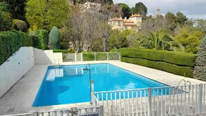 Unclassified image, 2 of 11, button - An exceptional view for this 3-room apartment with tennis court and swimming pool. (Grasse)