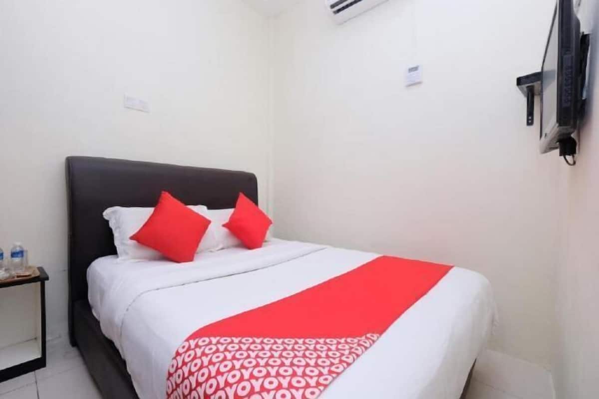 Desk, laptop workspace, free WiFi, bed sheets