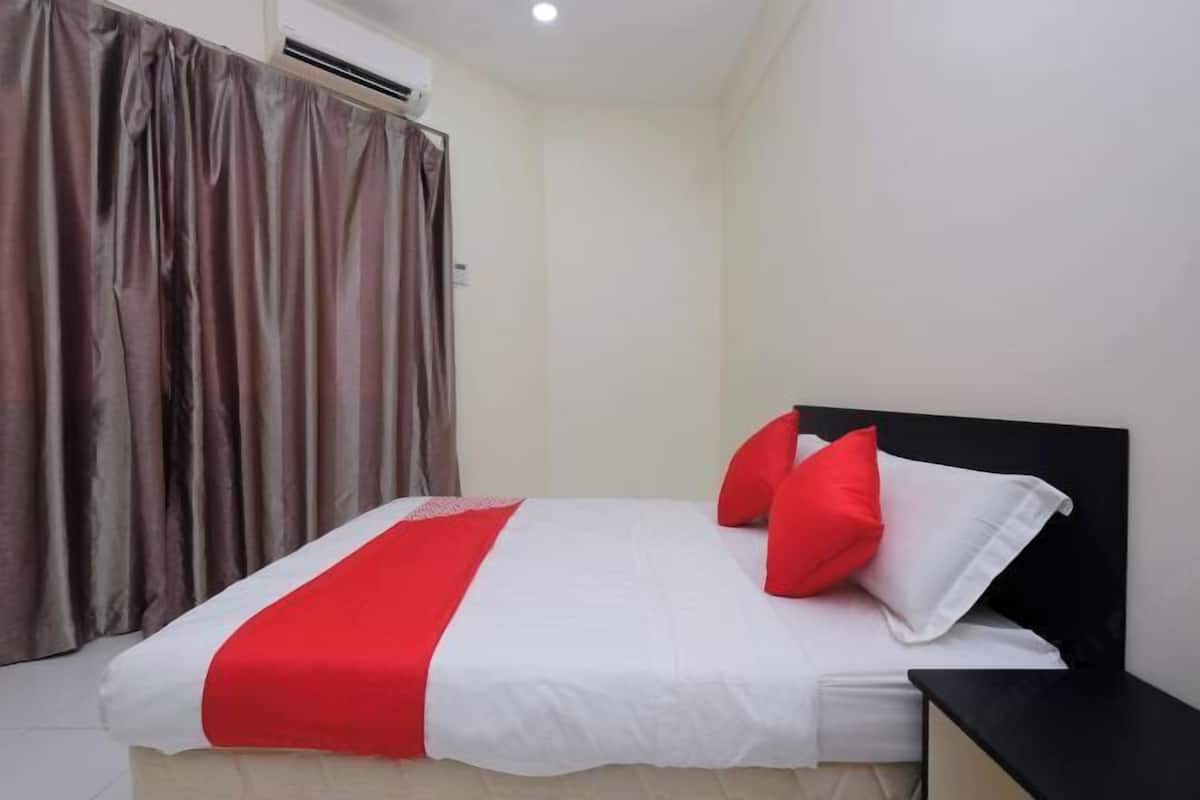 Desk, laptop workspace, free WiFi, bed sheets