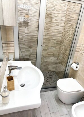 Douche, sĂšche-cheveux, bidet, serviettes fournies