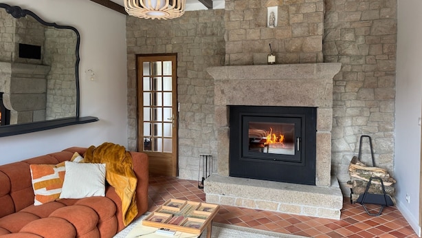 A cozy living room with a stone fireplace, a wooden ceiling, and a comfortable sofa. - La Belle Fieffe - Garden, nature & peace (Vire Normandie)