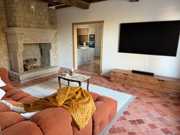 Smart TV y chimenea