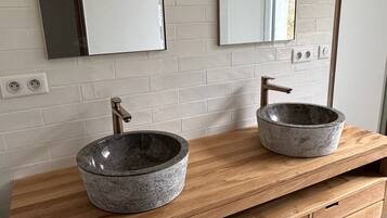 Chuveiro, secador de cabelo, toalhas de banho, sabonete