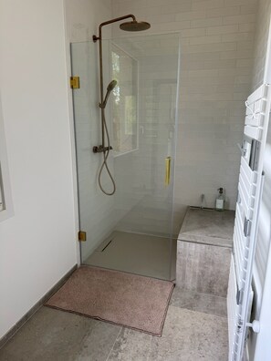 Regadera, secadora de cabello, toallas, jabón 