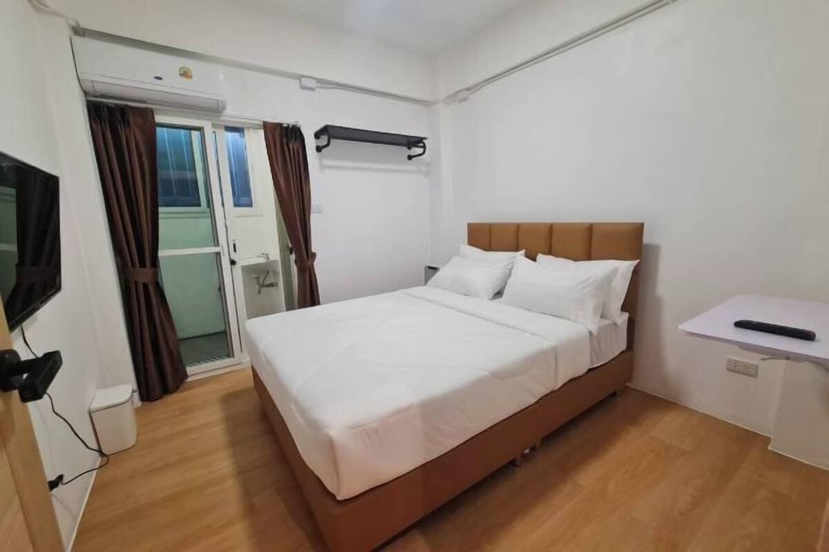 Escritorio, wifi gratis y ropa de cama