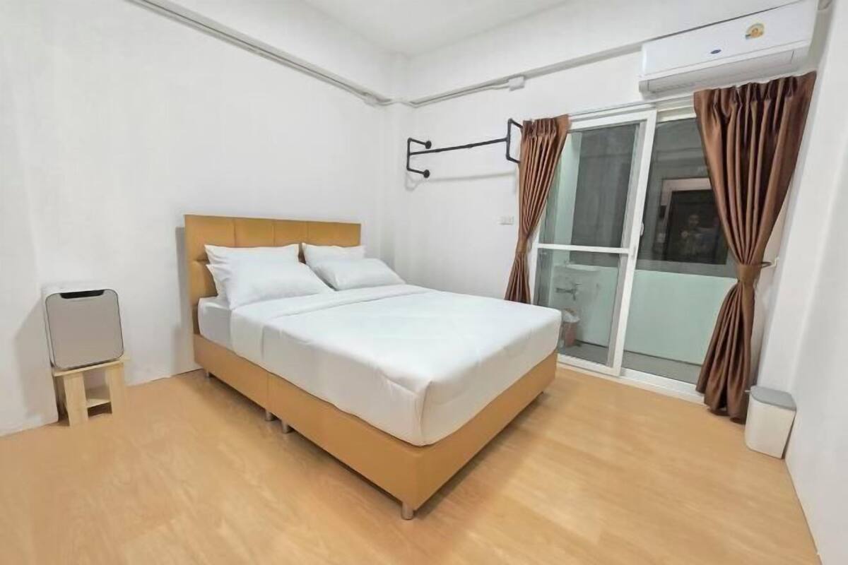 Escritorio, wifi gratis y ropa de cama