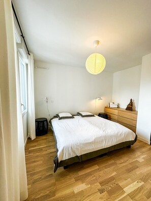 3 slaapkamers, een strijkplank/strijkijzer, wifi, beddengoed