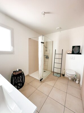 Douche, sèche-cheveux, serviettes fournies, papier toilette