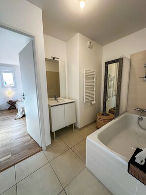 Een douche, een haardroger, handdoeken, toiletpapier