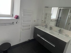 Séchoir à cheveux, savon, papier de toilette