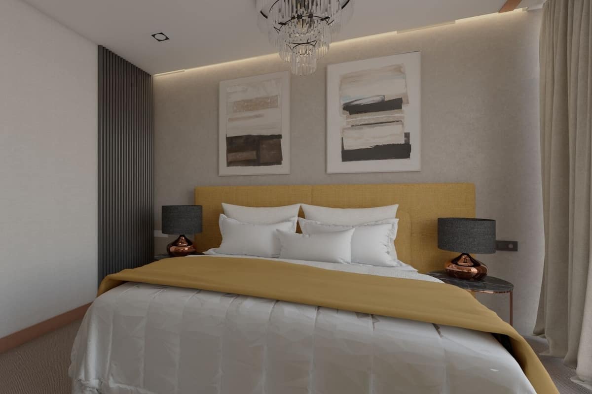 Een moderne hotelkamer met een groot bed, twee nachtkastjes met lampen, een kroonluchter en abstracte kunst aan de muren.