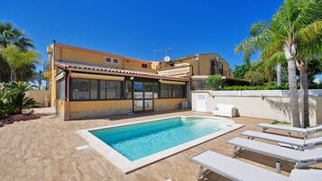 Kolam renang outdoor musiman