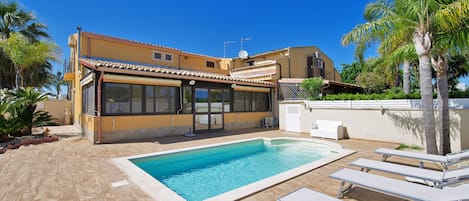 Piscine extérieure (ouverte en saison)