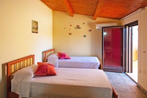 Rumah Keluarga, beberapa kamar, 2 kamar mandi (Casa Plaja) | 2 kamar tidur dan seprai linen