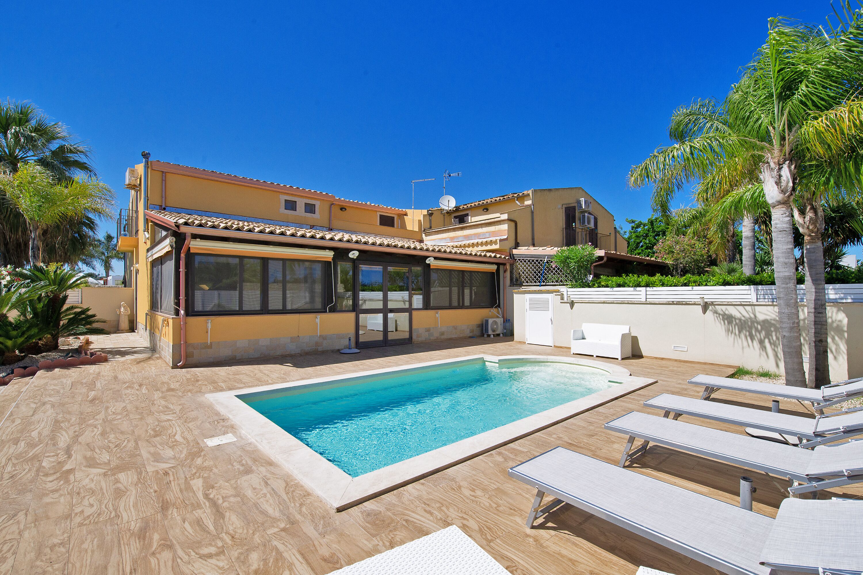 Een seizoensgebonden buitenzwembad