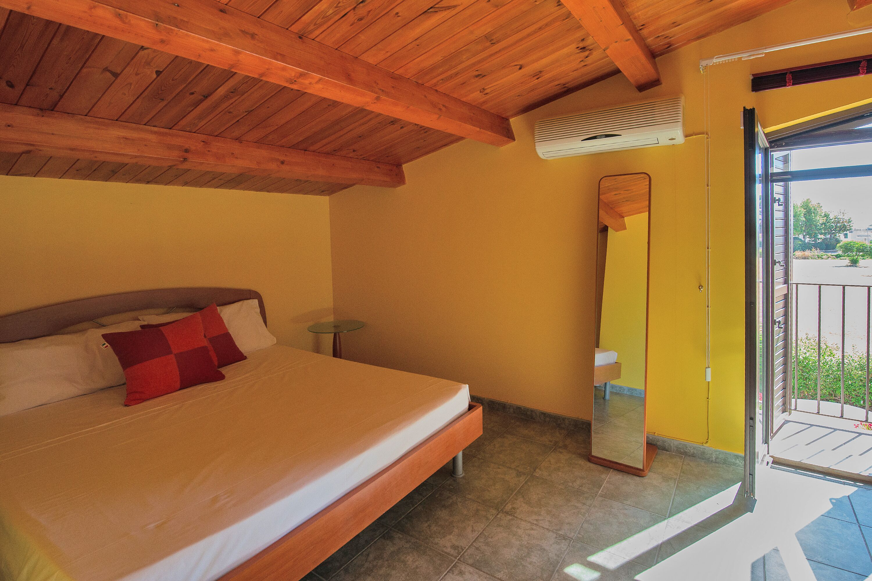 Family House, Multiple Bedrooms, 2 Bathrooms (Casa Plaja)