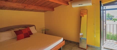 Family House, Multiple Bedrooms, 2 Bathrooms (Casa Plaja)