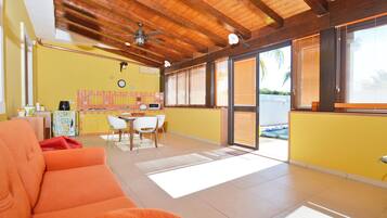 Family House, Multiple Bedrooms, 2 Bathrooms (Casa Plaja) | Living area
