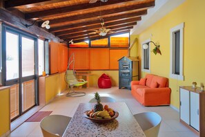 Family House, Multiple Bedrooms, 2 Bathrooms (Casa Plaja) | Dining