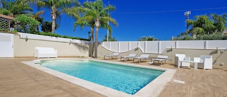 Maison Familiale, plusieurs chambres, 2 salles de bains (Casa Plaja) | Piscine | Piscine extérieure (ouverte en saison)