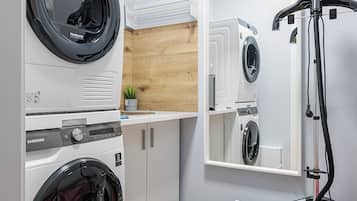 Apartment, Balcony, City View | Laundry