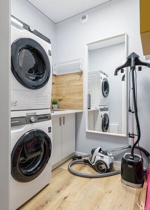 Apartment, Balcony, City View | Laundry - RentPlanet - przy Manufakturze (Lódz)