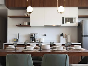 Réfrigérateur, micro-ondes, plaque de cuisson, cafetière/bouilloire