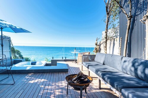 The Bondi Clifftop Prime Waterfront with Jacuzzi and Parking