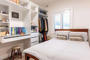 2 Schlafzimmer, Schreibtisch, Bügeleisen/Bügelbrett, Reisekinderbett
