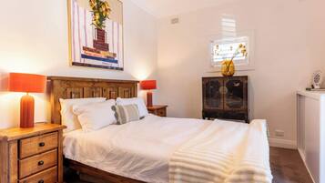 2 chambres, bureau, fer et planche à repasser, lit parapluie