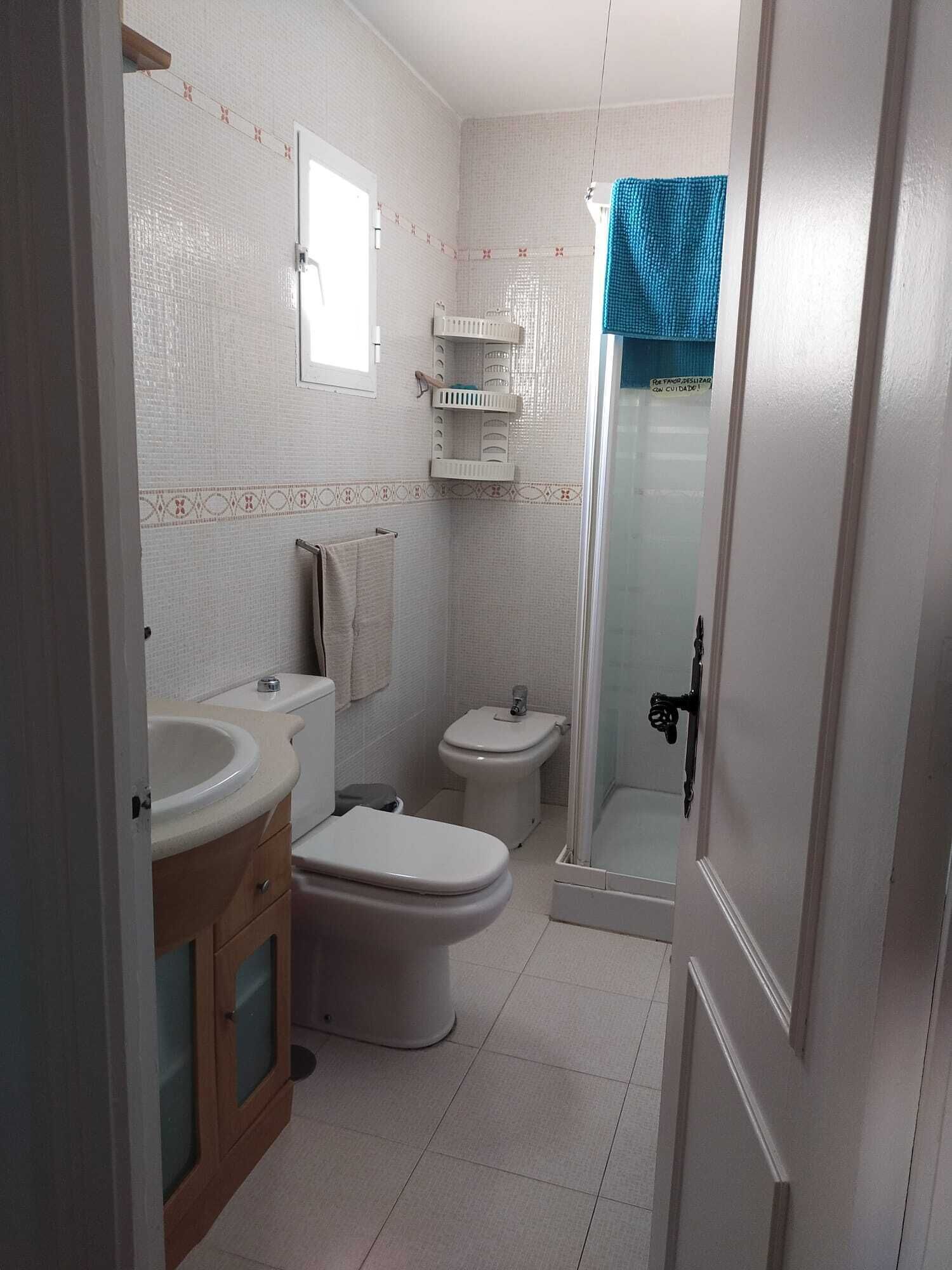 Een douche, een haardroger, een bidet, handdoeken