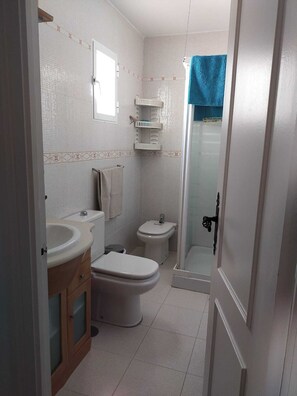 تجهيزات دش، مجففات شعر، مراحيض شطف، مناشف