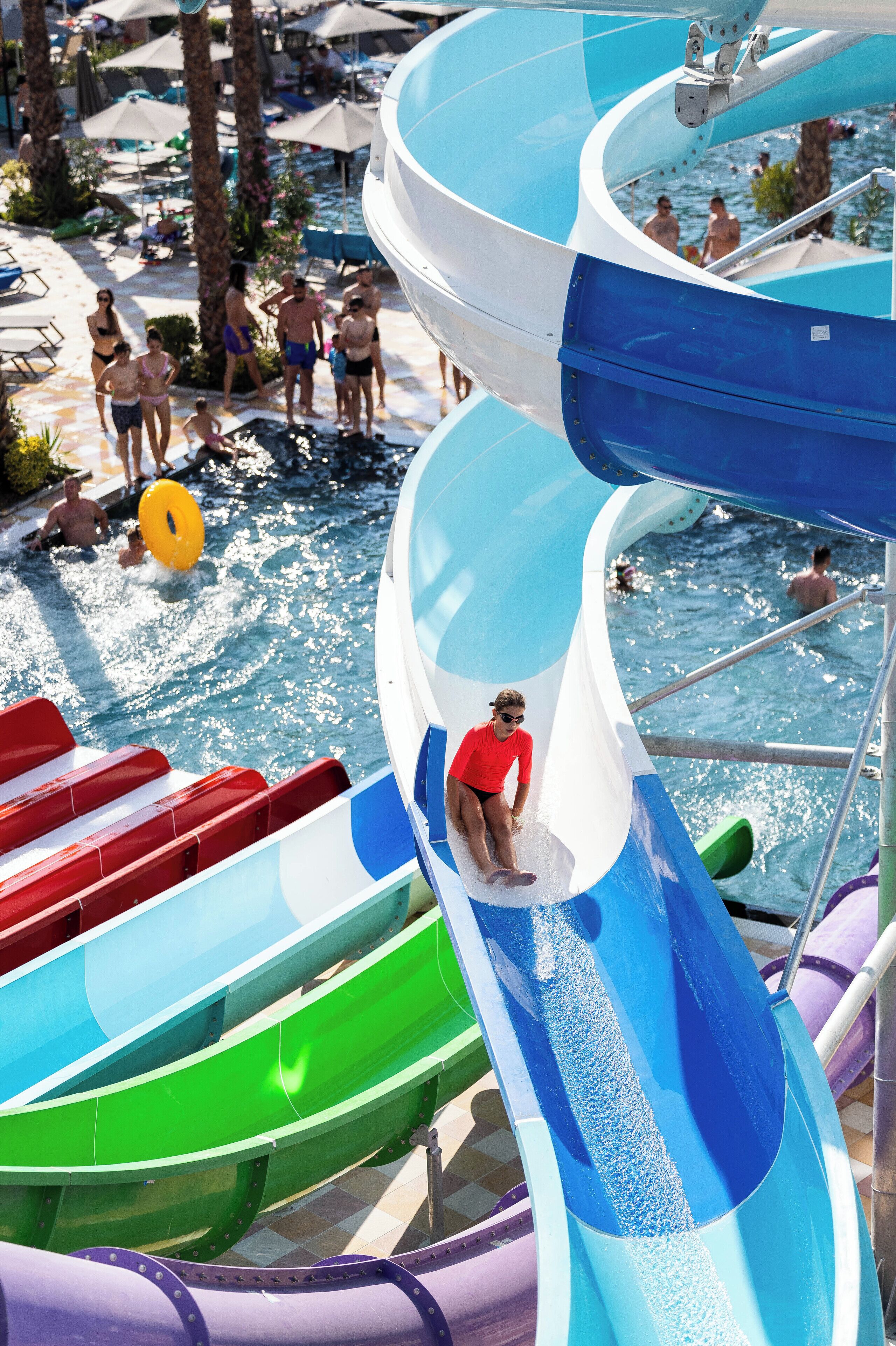 2 Innenpools, Außenpool (je nach Saison geöffnet), Sonnenschirme