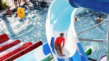 2 Innenpools, AuĂenpool (je nach Saison geöffnet), Sonnenschirme