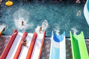 2 Innenpools, Außenpool (je nach Saison geöffnet), Sonnenschirme
