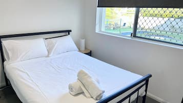 2 bedrooms, iron/ironing board, WiFi