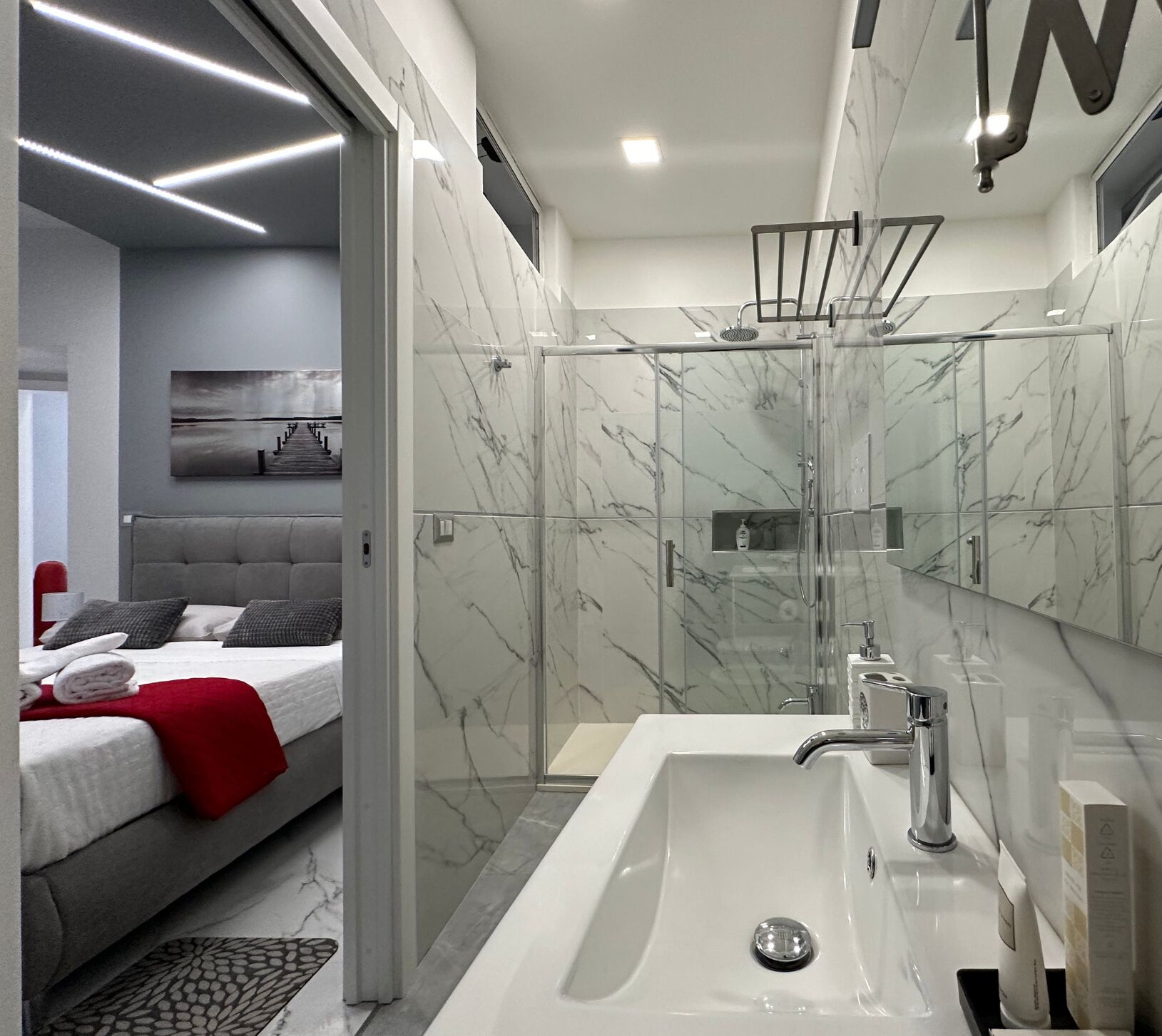 Douche, sèche-cheveux, bidet, serviettes fournies