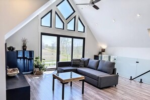 TV, fireplace, stereo