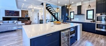 Luxury Lilac Lakehouse: 4 Suites