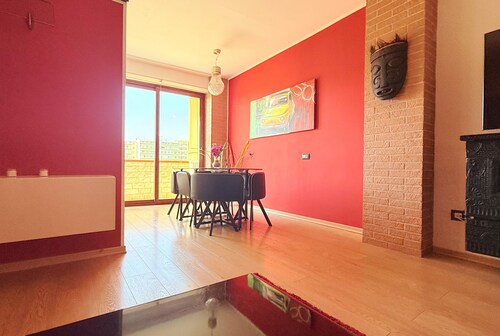 Spacious 2BR Apartment for 6 • Parking • 20 min Walk to Beach